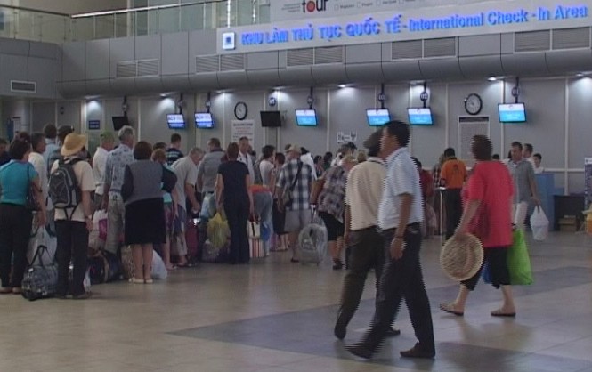 Đình chỉ nhân viên an ninh đánh khách ở sân bay Cam Ranh Khu vực ga đi quốc tế Cảng Hàng không quốc tế Cam Ranh. Ảnh: Báo Giao thông.
