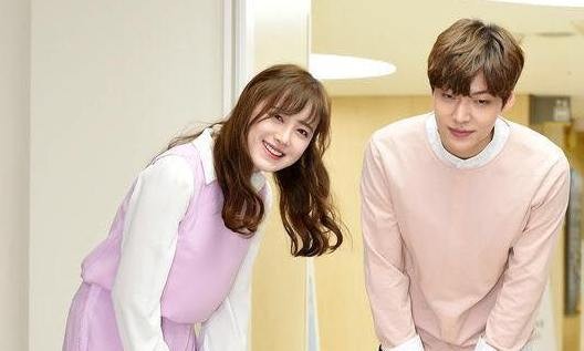 Cặp sao ‘Bác sĩ ma cà rồng’ tổ chức hôn lễ đặc biệt trong bệnh viện Goo Hye Sun và Ahn Jae Hyun có mặt tại bệnh viện vào ngày cưới.