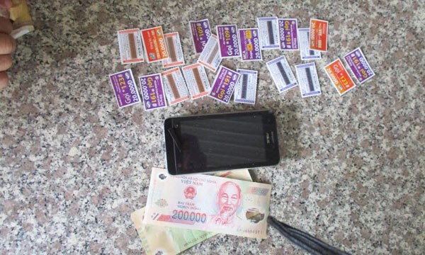 Phá đường dây tiêu thụ tiền giả liên tỉnh Tang vật tiền giả và card điện thoại mua bằng tiền giả được cơ quan điều tra thu giữ.