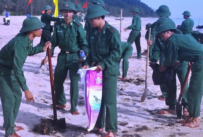 Lính trẻ biên phòng, đoàn viên thanh niên ra quân làm sạch biển Tuổi trẻ bộ đội Biên phòng TT-Huế cùng đoàn viên thanh niên địa phương tham gia làm vệ sinh, giữ gìn bờ biển sạch đẹp.