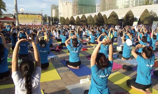 500 người đồng diễn Yoga trên bờ biển Đà Nẵng 500 người đồng diễn Yoga trên bờ biển Đà Nẵng