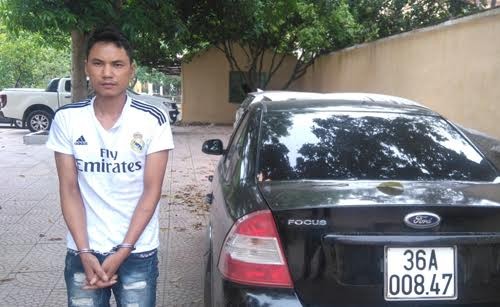 Bắt đối tượng đưa người trốn đi nước ngoài Đối tượng Công và chiếc xe chở người trốn đi nước ngoài trái phép. Ảnh: Công an Thanh Hóa