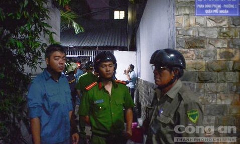 Giải cứu cụ bà 70 tuổi mắc kẹt trong nhà cháy rừng rực Lực lượng chức năng tại hiện trường