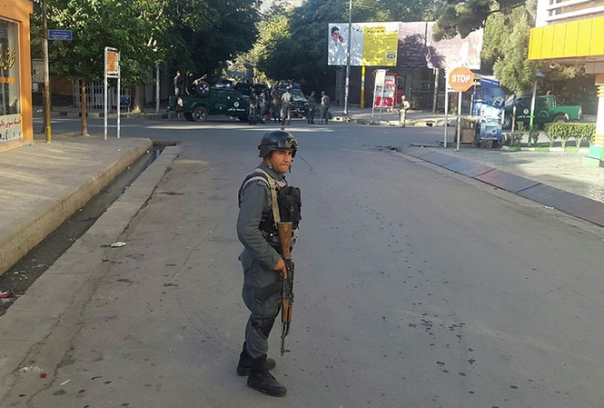 Lại đánh bom, đấu súng với cảnh sát ở Afghanistan Một cảnh sát Afghanistan đứng gác gần vị trí xảy ra đánh bom ở Kabul ngày 6/9.