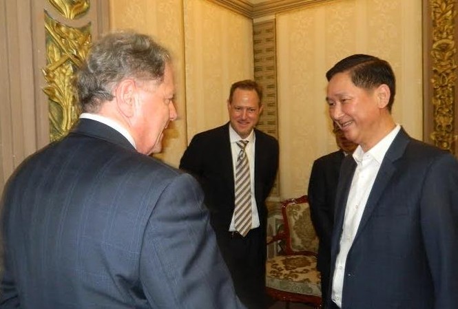 Doanh nghiệp Mỹ muốn giúp TPHCM xây dựng đô thị thông minh Phó Chủ tịch UBND TPHCM Trần Vĩnh Tuyến trao đổi với lãnh đạo Vigilant Solutions sau buổi làm việc