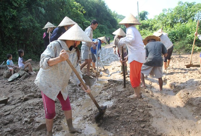 Mưa lũ tấn công miền Trung, 15 người chết, mất tích Người dân Thanh Hóa nạo vét bùn đất sau bão.