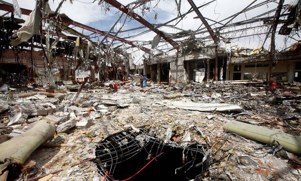 Yemen sẽ bắt đầu lệnh ngừng bắn từ ngày 20/10 Tàn tích còn lại sau vụ không kích khiến 140 người chết trong buổi tang lễ ở Sanaa, Yemen. Ảnh: Reuters