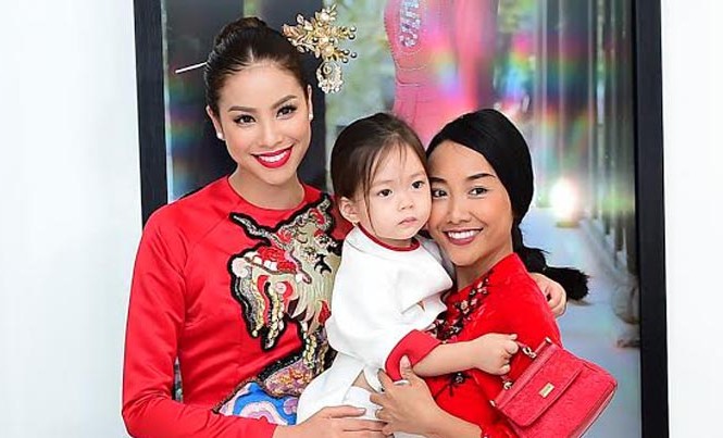 Ca sĩ Hồng Nhung, Đoan Trang diện áo dài đọ dáng cùng mỹ nhân Việt Ca sĩ Hồng Nhung, Đoan Trang diện áo dài đọ dáng cùng mỹ nhân Việt