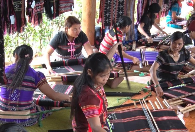 Dệt zèng Huế trở thành di sản văn hóa quốc gia Giới thiệu dệt zèng TT-Huế tại lễ đón nhận bằng di sản.