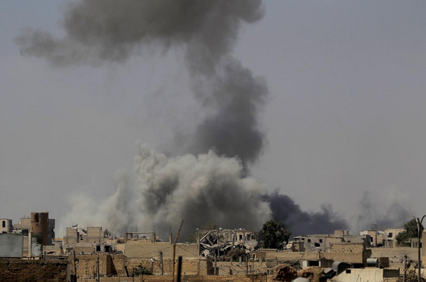 Người dân Raqqa liều chết bỏ trốn khỏi IS giữa bom đạn giao tranh Những cột khói cao ngút trời và các công trình đổ nát từ lâu đã là hình ảnh quen thuộc ở Raqqa. Ảnh: Reuters
