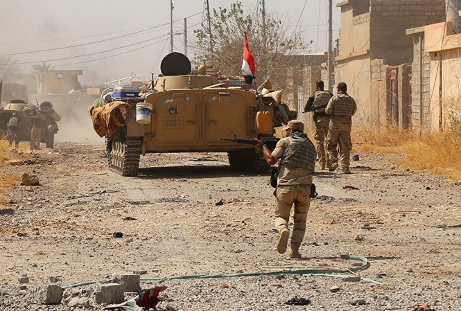IS liên tục thất thế trên các chiến trường Syria, Iraq Quân đội và Lực lượng Động viên rộng rãi Iraq (PMF) tấn công IS ở ngoại ô Tal Afar. Ảnh: Reuters