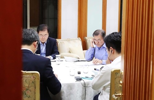 Trump tán thành kế hoạch mua thiết bị quân sự hàng tỷ USD của Seoul Tổng thống Hàn Quốc Moon Jae-in điện đàm với người đồng cấp Mỹ Donald Trump tại Nhà Xanh hôm 1/9. Ảnh" Yonhap