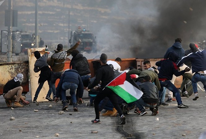 Jerusalem, Gaza, Bờ Tây bị nhấn chìm trong làn sóng bạo lực Những người Palestine tham gia biểu tình bạo lực phản đối quyết định của Tổng thống Donald Trump. Ảnh: Sputnik