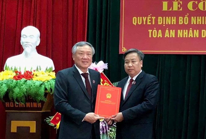 Bản tin 8H: Nhân sự mới của Viện Kiểm sát Nhân dân Tối cao Chánh án TANDTC Nguyễn Hòa Bình trao quyết định và chúc mừng đồng chí Phạm Quốc Hưng.