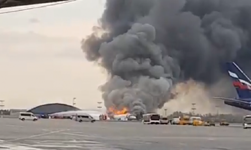 Chuyên gia nói nguyên nhân có thể khiến máy bay Nga gặp sự cố 41 người chết Chiếc Sukhoi Superjet SSJ-100 bốc cháy trên đường băng. Ảnh cắt từ video.