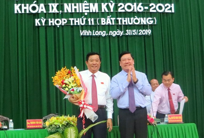 Bản tin 8H: Vĩnh Long có tân chủ tịch HĐND tỉnh Bí thư Tỉnh ủy Vĩnh Long Trần Văn Rón tặng hoa chúc mừng Tân Chủ tịch HĐND tỉnh Vĩnh Long Bùi Văn Nghiêm (bìa trái).