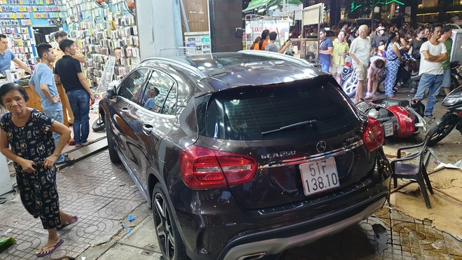 Nữ tài xế lái Mercedes tông hàng loạt xe máy, nhiều người nằm la liệt trên đường Chiếc xế hộp đắt tiền tại hiện trường.