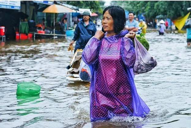 Mưa to liên tục, nhiều nơi ở đảo Phú Quốc chìm trong biển nước Người dân lội nước trên đường Trần Phú, Phú Quốc. Ảnh: Riko.