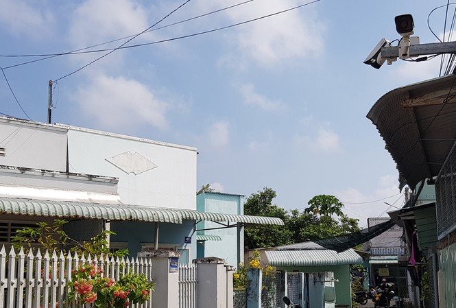 Bản tin 8H: Gắn camera nhà lãnh đạo để phòng chống khủng bố Camera lắp trước nhà lãnh đạo tỉnh Sóc Trăng trong hẻm 145 đường Lê Hồng Phong, TP Sóc Trăng. Ảnh: Tuấn Anh/Zing.