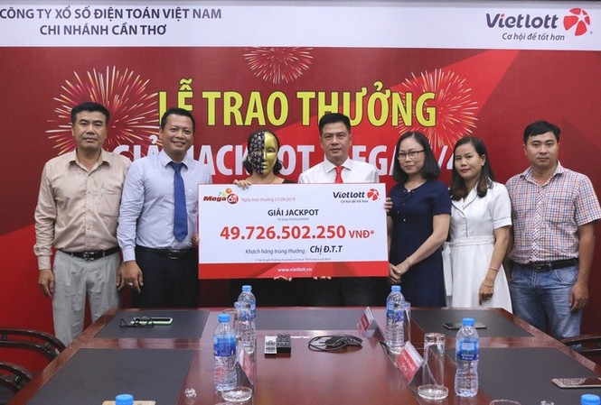 Bản tin 8H: Chi hơn 9 triệu mua vé số, khách trúng gần 50 tỷ đồng Chị Đ.T.T (ngụ An Giang) nhận giải độc đắc "khủng" trị giá gần 50 tỷ đồng.