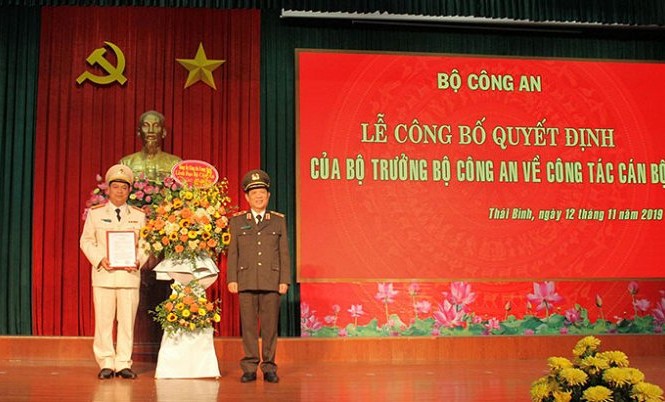 Bản tin 8H: Công bố quyết định của Bộ trưởng Công an về công tác cán bộ Trung tướng Nguyễn Văn Sơn – Thứ trưởng Bộ Công an trao quyết định điều động, bổ nhiệm và tặng hoa Thượng tá Nguyễn Thanh Trường - Giám đốc Công an tỉnh Thái Bình. Ảnh: VTC News