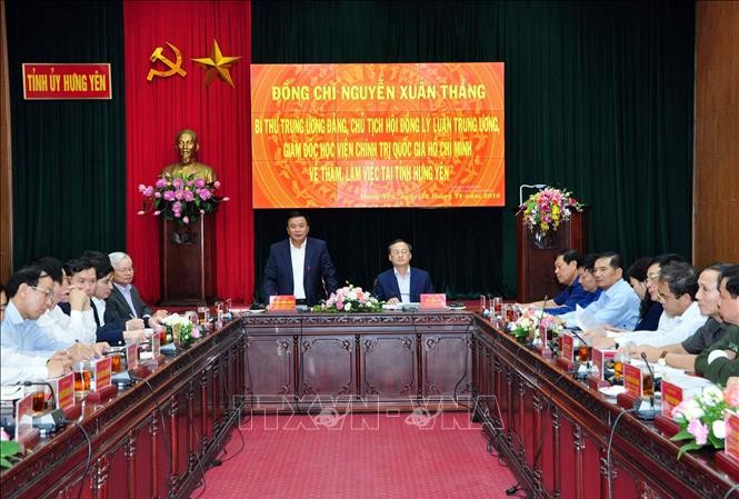 Chuẩn bị các điều kiện tốt nhất cho Đại hội Đảng bộ các cấp Đồng chí Nguyễn Xuân Thắng làm việc tại Tỉnh uỷ Hưng Yên. Ảnh: TTXVN