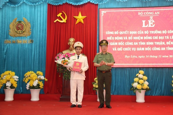 Phó Giám đốc Công an tỉnh Bình Thuận làm Giám đốc Công an tỉnh Bạc Liêu Thượng tướng Nguyễn Văn Thành, Thứ trưởng Bộ Công an trao quyết định điều động và bổ nhiệm Đại tá Lê Việt Thắng (Ảnh: Công an tỉnh Bạc Liêu)