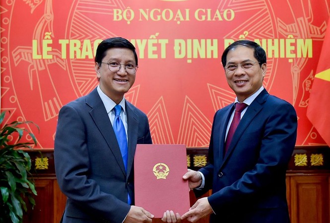 Nhân sự mới Bộ Ngoại giao, Tổng cục Hải quan Thứ trưởng Bùi Thanh Sơn trao quyết định cho ông Nguyễn Thanh Hải.