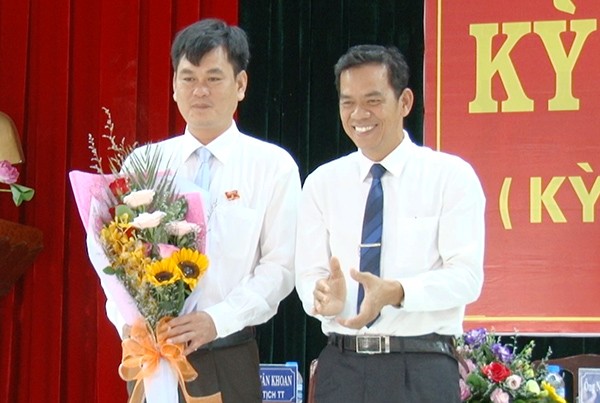 Bản tin 8H: Đồng Nai có tân Trưởng ban Nội chính thay ông Hồ Văn Năm Ông Trần Trung Nhân (vô tay) được điều động giữ chức Trưởng Ban Nội chính Tỉnh ủy thay ông Hồ Văn Năm bị cách chức.