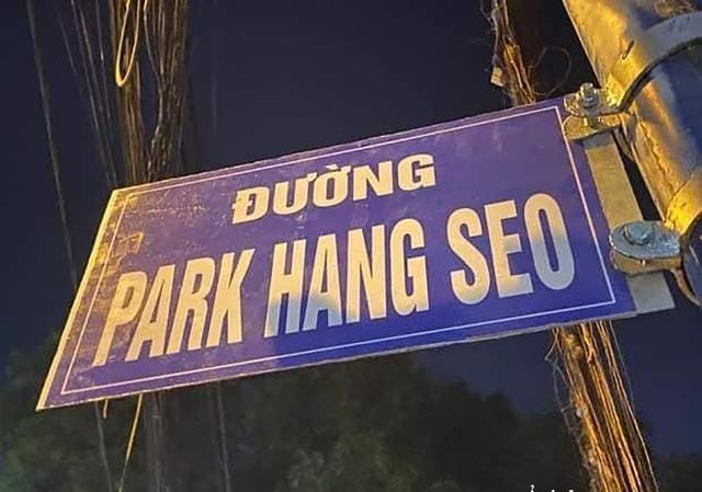 Bản tin 8H: Gỡ biển ‘Đường Park Hang Seo’ ở Sài Gòn Biển "Đường Park Hang Seo" do người dân tự ý gắn tại Sài Gòn. Ảnh: Internet