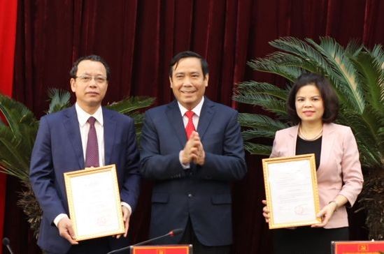 Bản tin 8H: Triển khai quyết định nhân sự của Ban Bí thư Trung ương Phó Trưởng Ban Thường trực Ban Tổ chức Trung ương Nguyễn Thanh Bình trao quyết định cho đồng chí Nguyễn Hương Giang và đồng chí Nguyễn Quốc Chung. Ảnh: VGP