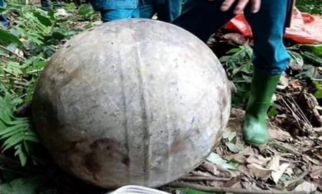 Bản tin 8H: Vật thể lạ hình cầu rơi từ trên trời xuống Tuyên Quang Vật thể lạ rơi từ không trung xuống đất được tìm thấy tại Tuyên Quang. Ảnh: Đ.X