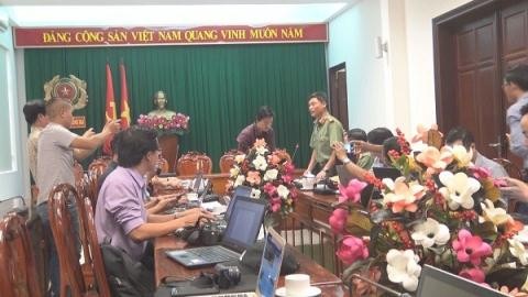 Bản tin 8H: Thiếu tá công an nhắn tin ghẹo vợ đồng nghiệp, đánh gãy mũi chồng Công an tỉnh Đồng Nai cung cấp thông tin cho báo chí về việc đình chỉ công tác một số cán bộ. Ảnh:BĐV