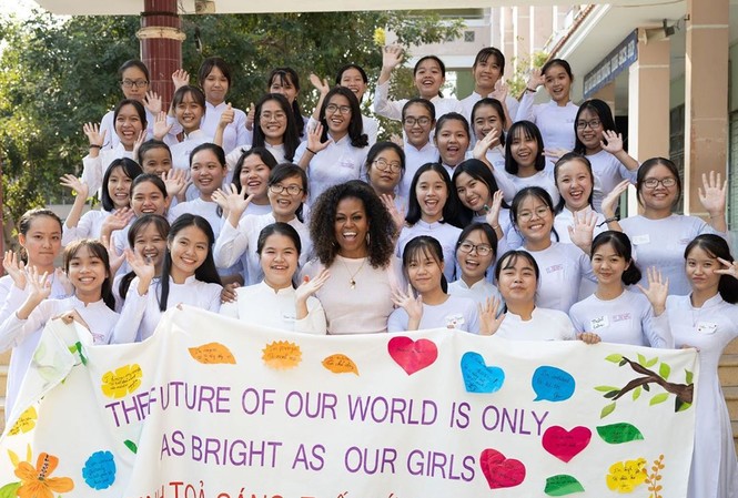 Khoảnh khắc ấn tượng của bà Obama, sao Hollywood gốc Cần Thơ khi đến Việt Nam Bà Michelle Obama đã đến thăm các nữ sinh trường THPT Cần Giuộc, Long An. Ảnh: Instagram
