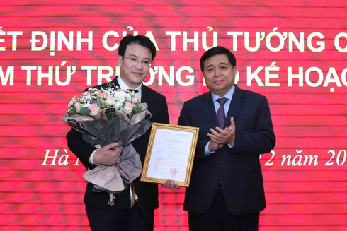 Bản tin 8H: Thủ tướng bổ nhiệm Thứ trưởng Bộ Kế hoạch và Đầu tư Bộ trưởng Nguyễn Chí Dũng trao Quyết định và tặng hoa chúc mừng tân Thứ trưởng Trần Quốc Phương. Ảnh: Infornet
