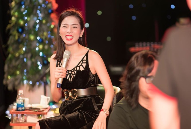 Lệ Quyên ‘chơi lớn’ mời U22 Việt Nam và đội bóng đá nữ dự liveshow 30 tỷ Lệ Quyên mời hai tuyển bóng đá Việt Nam sự Q Show 2. Ảnh: FBNV