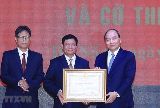 Kỷ niệm 70 năm truyền thống Học viện Chính trị khu vực III Thủ tướng Nguyễn Xuân Phúc trao Huân chương Lao động hạng Nhất của Chủ tịch nước tặng Học viện Chính trị khu vực III. (Ảnh: Thống Nhất/TTXVN)