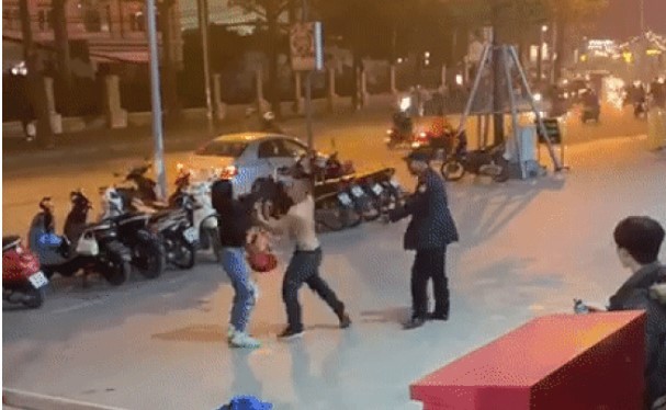 Bản tin 8H: Bảo vệ đấm túi bụi vào mặt phụ nữ tại trung tâm thương mại ở Hà Nội Bảo vệ đánh phụ nữ trước trung tâm thương mại. Ảnh cắt từ clip