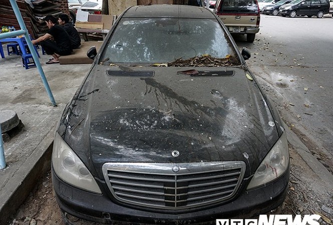 Bản tin 8H: Mercedes-Benz gần chục tỷ đồng bị bỏ hoang giữa Hà Nội Xe Mercedes-Benz gần chục tỷ đồng bị bỏ hoang bên vệ đường nhiều năm. Ảnh: VTC News