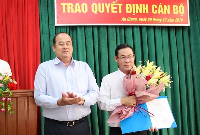 Bản tin 8H: Bổ nhiệm nhân sự 4 tỉnh thành Đồng chí Nguyễn Phú Tân được trao quyết định giữ chức vụ Giám đốc Sở Giao thông vận tải tỉnh An Giang. Ảnh: VGP