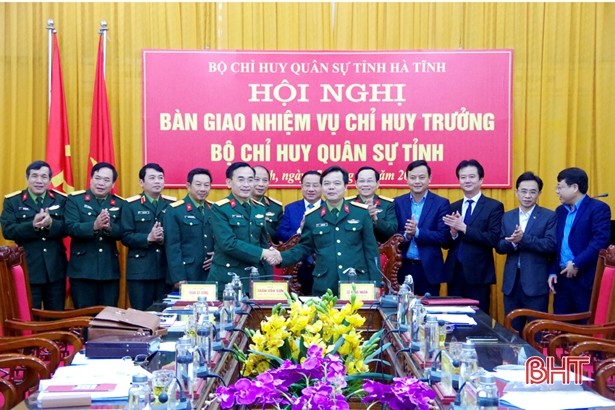 Bản tin 8H: Công bố quyết định điều động nhân sự của Bộ Quốc phòng Bàn giao nhiệm vụ Chỉ huy trưởng Bộ CHQS tỉnh. Ảnh: BHT