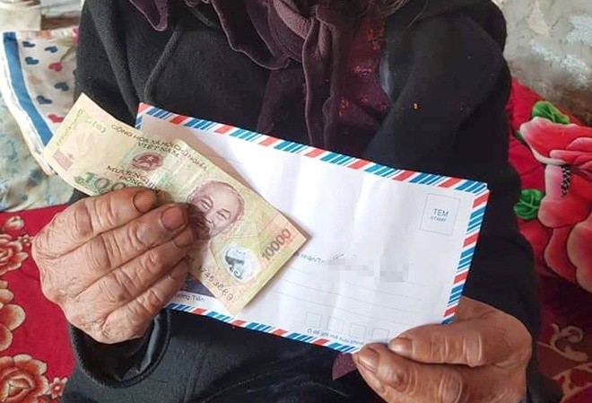 Bản tin 8H: Thực hư việc xã mừng thọ các cụ chỉ 10.000 đồng Bức ảnh cụ bà nhận được 10.000 đồng với phong bao ghi "quà mừng thọ" gây xôn xao dư luận. Ảnh: Phan Văn/Zing