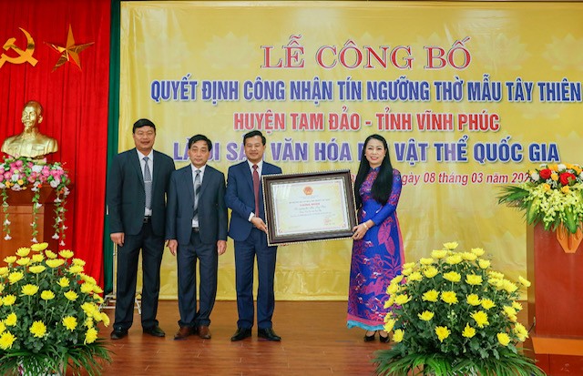 Tín ngưỡng thờ Quốc Mẫu Tây Thiên được công nhận Di sản phi vật thể Bà Hoàng Thị Thúy Lan - Ủy viên Trung ương Đảng, Bí thư Tỉnh ủy, Trưởng đoàn đại biểu Quốc hội tỉnh Vĩnh Phúc trao chứng nhận di sản văn hóa phi vật thể quốc gia cho đại diện huyện Tam Đảo.