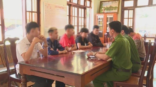 Từ tiếng nẹt pô, nam sinh lớp 10 đâm người mù mắt Nhóm thiếu niên tại cơ quan công an
