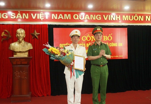 Bản tin 8H: Nhân sự mới tại Bộ Công an Thứ trưởng Nguyễn Duy Ngọc trao quyết định của Bộ trưởng Bộ Công an điều động, bổ nhiệm Thiếu tướng Trần Minh Lệ giữ chức vụ Cục trưởng Cục Cảnh sát phòng chống tội phạm về môi trường. Ảnh: CAND
