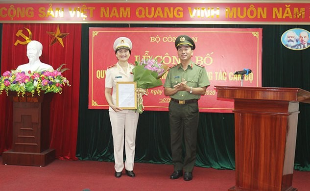 Bản tin 8H: Bổ nhiệm nữ Thiếu tướng giữ chức Cục trưởng, Bộ Công an Thứ trưởng Trần Quốc Tỏ trao quyết định cho Thiếu tướng Ngô Thị Hoàng Yến. Ảnh: VGP