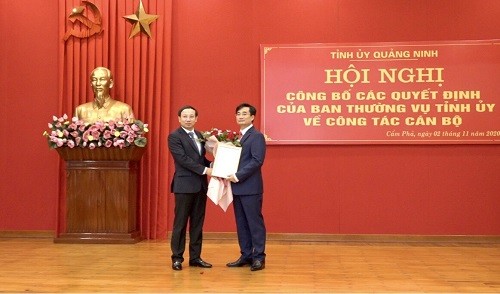 Bản tin 8H: Nhân sự mới ở Quảng Ninh Ông Nguyễn Xuân Ký, Bí thư Tỉnh ủy, Chủ tịch HĐND tỉnh Quảng Ninh trao Quyết định cho ông Nguyễn Anh Tú. Ảnh: ANTT