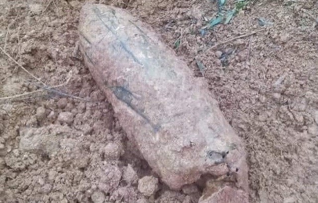 Bản tin 8H: Quốc lộ 9B bị phong tỏa 8 ngày vì bom nổ chậm Quả bom có chức năng nổ chậm nên phải tuân thủ thời gian an toàn. Ảnh: DT