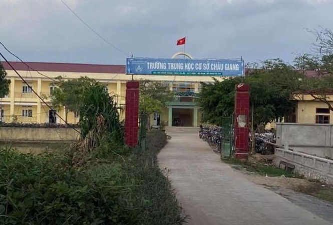 Bản tin 8H: Nam sinh lớp 9 tử vong bất thường trong giờ ra chơi Trường THCS Châu Giang - nơi xảy ra sự việc.