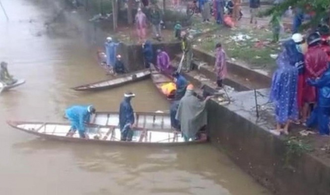 Bản tin 8H: Thanh niên lao cả người và xe xuống sông tử vong Lực lượng chức năng và người dân tìm kiếm tung tích nam thanh niên lao cả người và xe xuống sông.